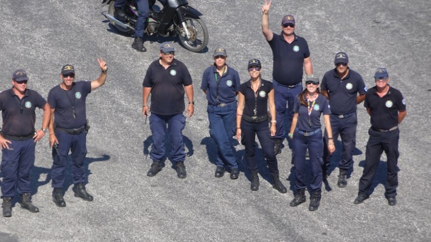 Σύρος: Οι Λιμενικοί δίνουν καθημερινή «μάχη» στο λιμάνι που «πνίγεται» από τα Ι.Χ