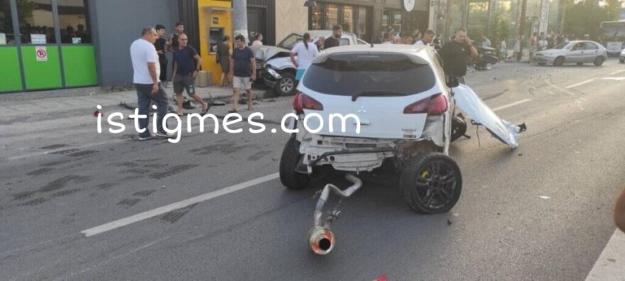 Βόλος: Σφοδρή σύγκρουση στο κέντρο της πόλης μετά από κόντρα αυτοκινήτων - Δείτε βίντεο