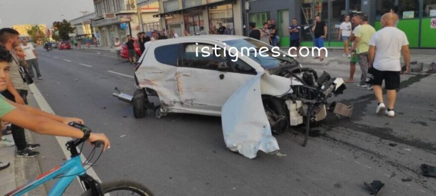 Βόλος: Σφοδρή σύγκρουση στο κέντρο της πόλης μετά από κόντρα αυτοκινήτων - Δείτε βίντεο