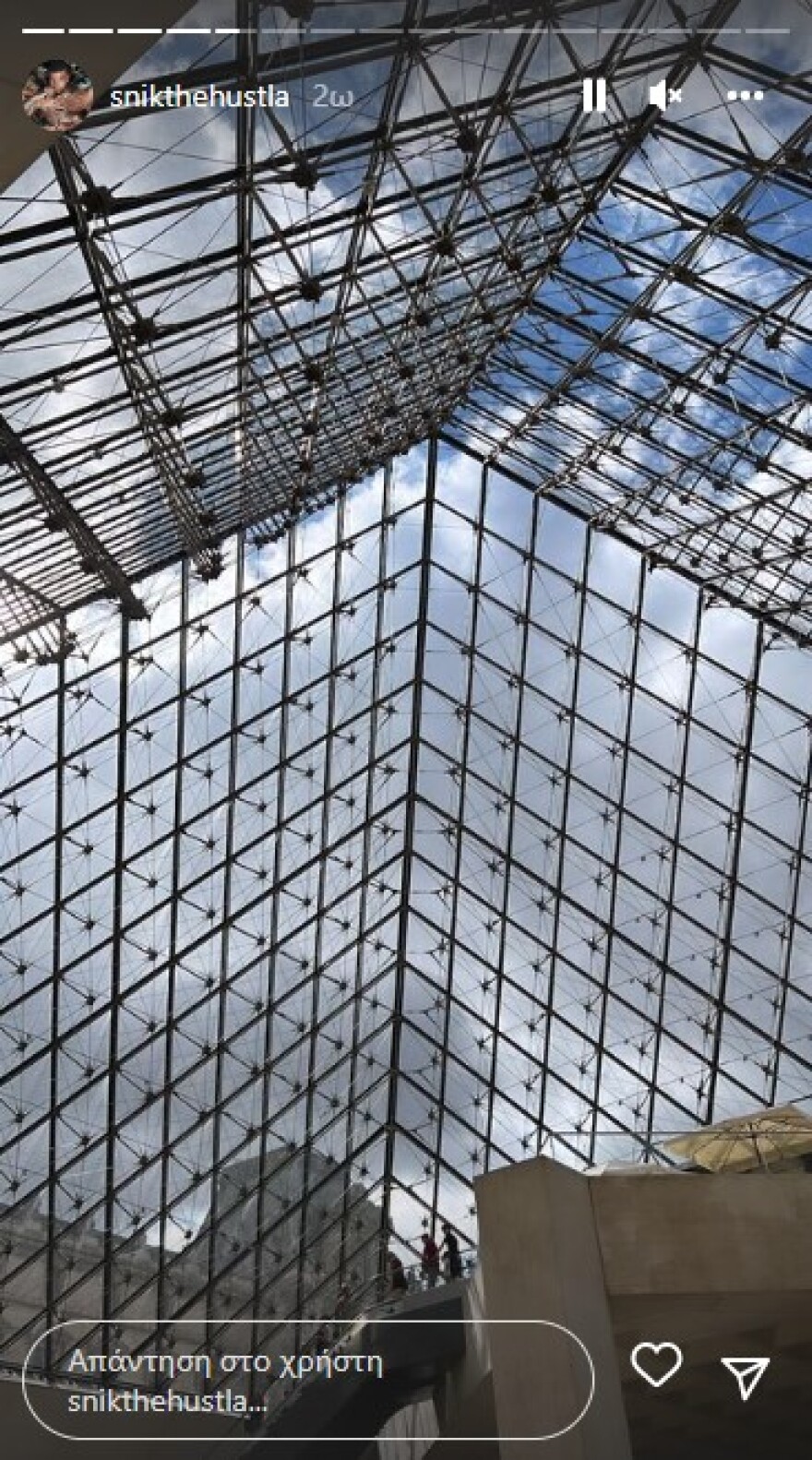 Snik: Καπνίζει  μέσα στο Λούβρο με full face μάσκα - Δείτε το βίντεο