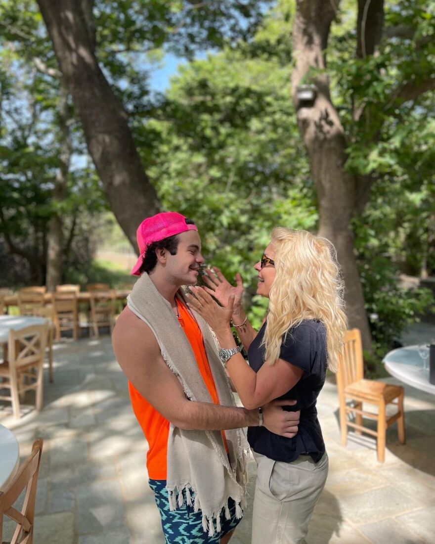 Ελένη Μενεγάκη: Φωτογραφίζεται με τον Μάκη Παντζόπουλο και τα παιδιά της