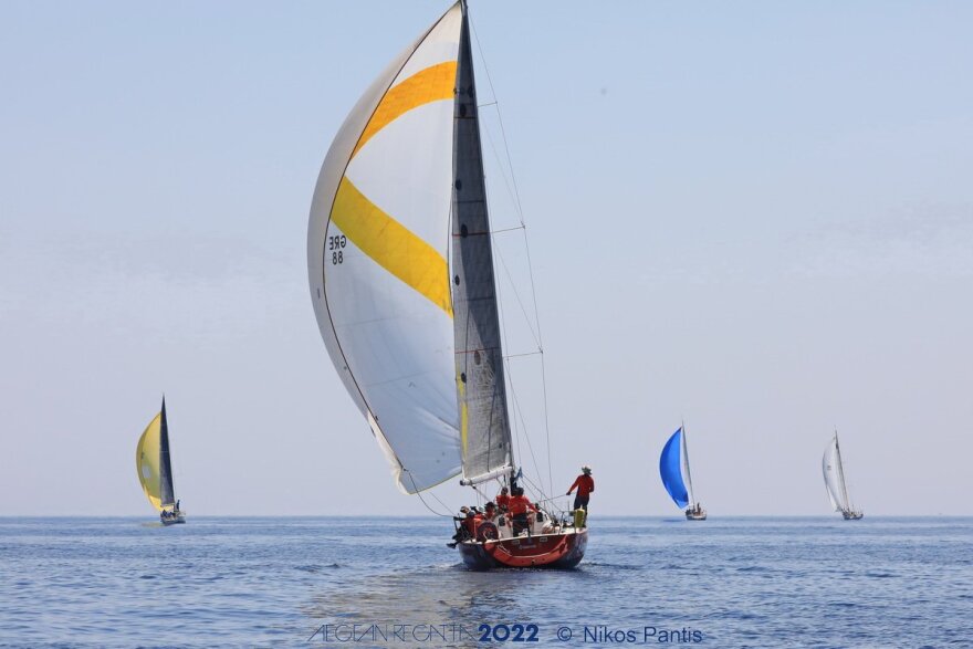 «Aegean Regatta 2022»: 56 σκάφη έβαλαν πλώρη από την Ικαρία για Φούρνους και Αγαθονήσι