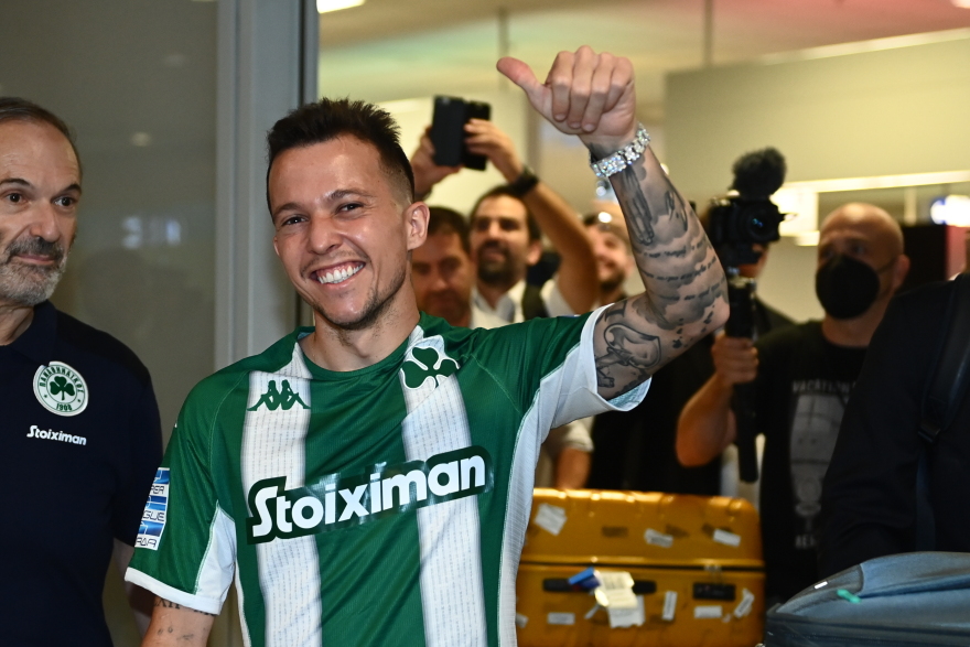 Mπερνάρντ: Πάτησε Αθήνα και αποθεώθηκε από τον κόσμο του Παναθηναϊκού!