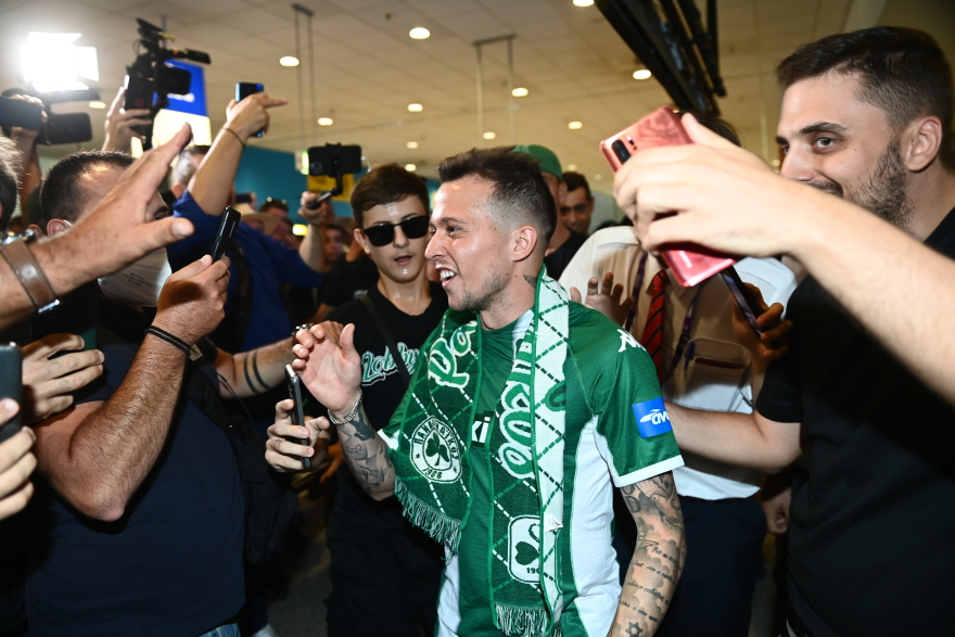 Mπερνάρντ: Πάτησε Αθήνα και αποθεώθηκε από τον κόσμο του Παναθηναϊκού!