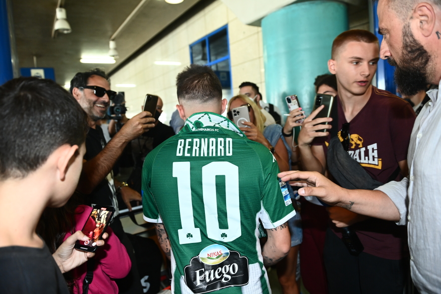 Mπερνάρντ: Πάτησε Αθήνα και αποθεώθηκε από τον κόσμο του Παναθηναϊκού!