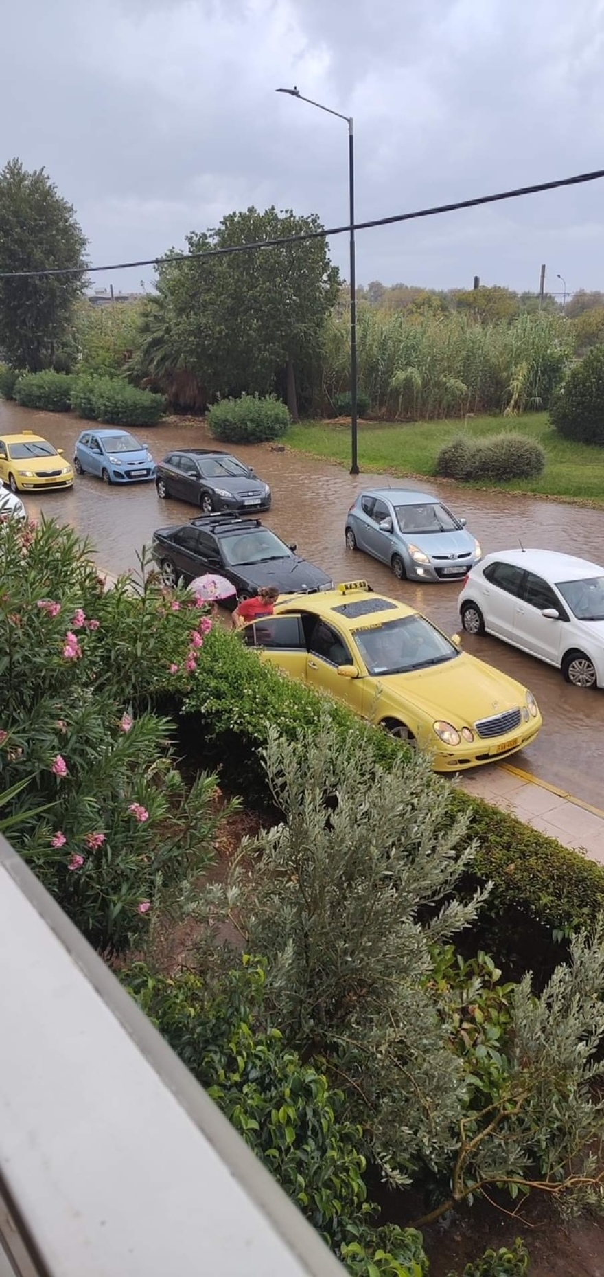 Ισχυρές καταιγίδες έπληξαν την Αττική - 40 χιλιοστά βροχής σε μόλις μία ώρα και πάνω από 2.500 κεραυνοί