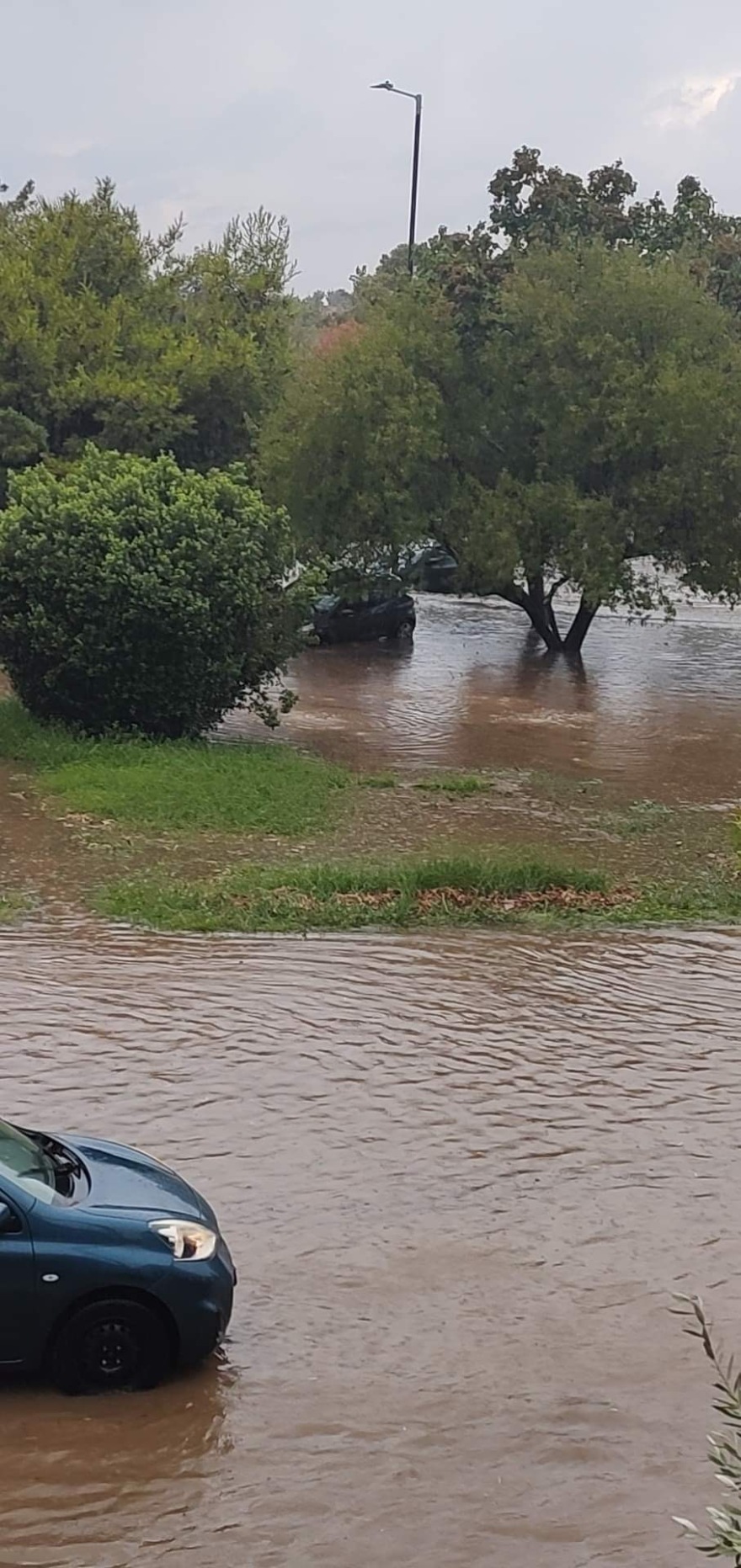 Ισχυρές καταιγίδες έπληξαν την Αττική - 40 χιλιοστά βροχής σε μόλις μία ώρα και πάνω από 2.500 κεραυνοί