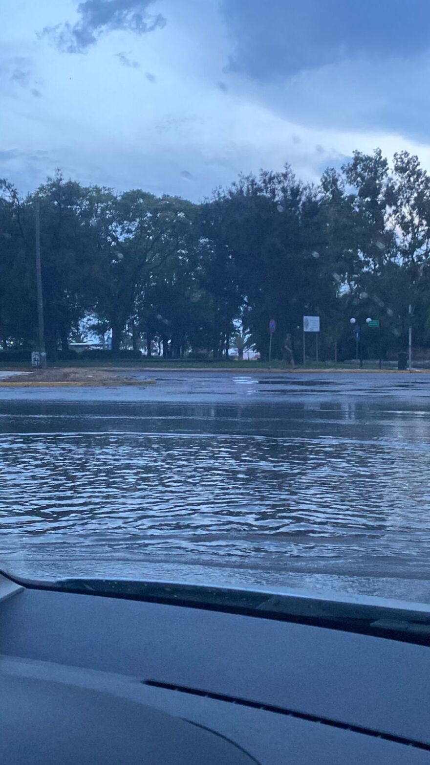 Ισχυρές καταιγίδες έπληξαν την Αττική - 40 χιλιοστά βροχής σε μόλις μία ώρα και πάνω από 2.500 κεραυνοί