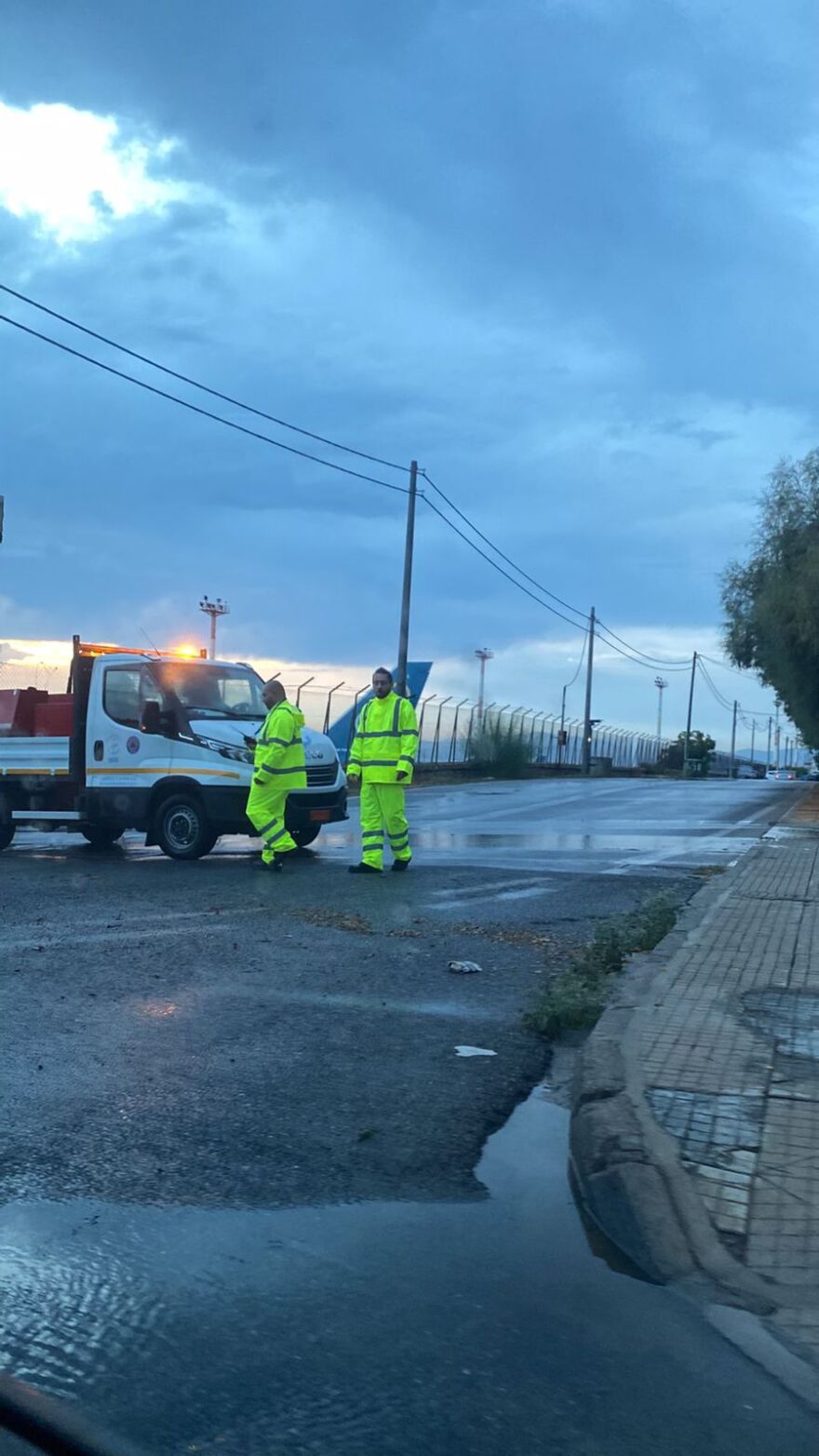 Ισχυρές καταιγίδες έπληξαν την Αττική - 40 χιλιοστά βροχής σε μόλις μία ώρα και πάνω από 2.500 κεραυνοί