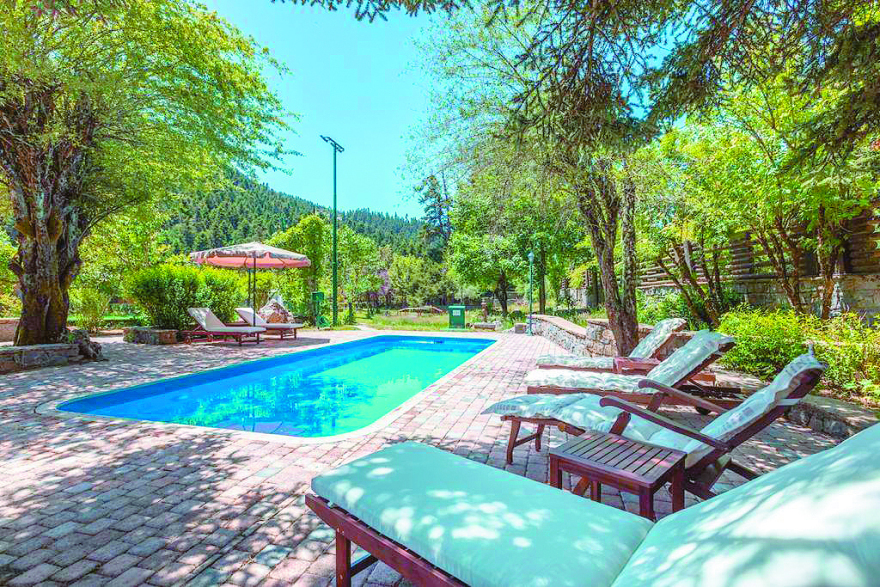 Μαρίνος Παράβαλος: Από το «chateau» της Μυκόνου στον «Παράδεισο» του Μαίναλου