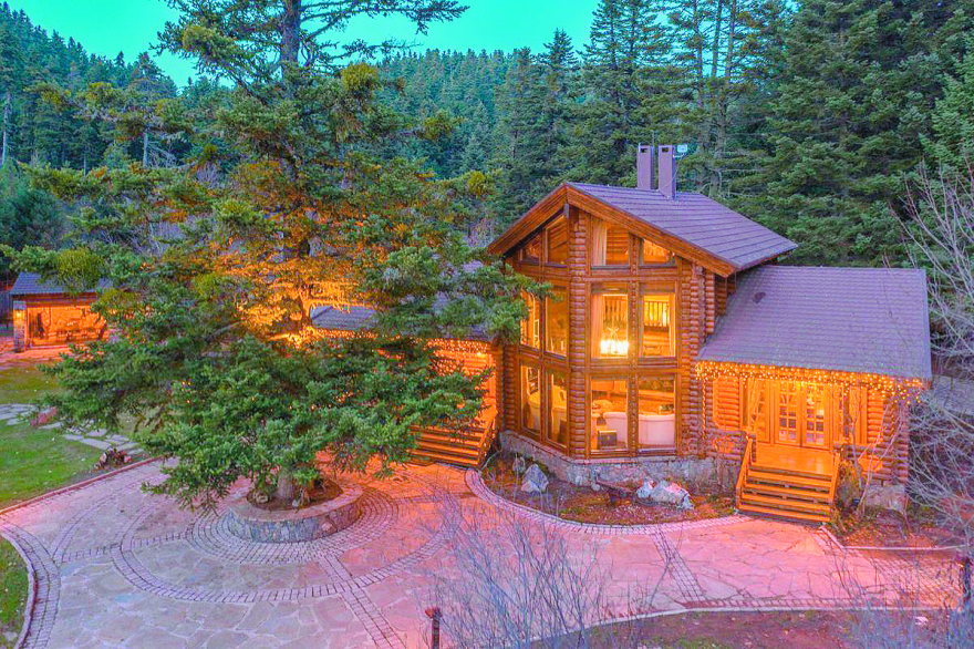 Μαρίνος Παράβαλος: Από το «chateau» της Μυκόνου στον «Παράδεισο» του Μαίναλου