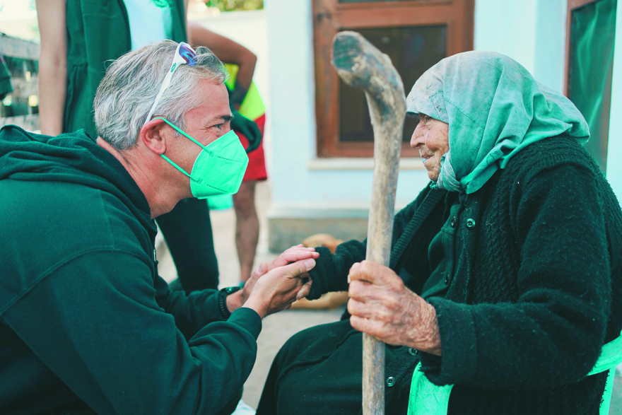 Οι Έλληνες «Ρομπέν των νησιών»: Οι γιατροί που δίνουν το παράδειγμα για το τι σημαίνει εθελοντισμός