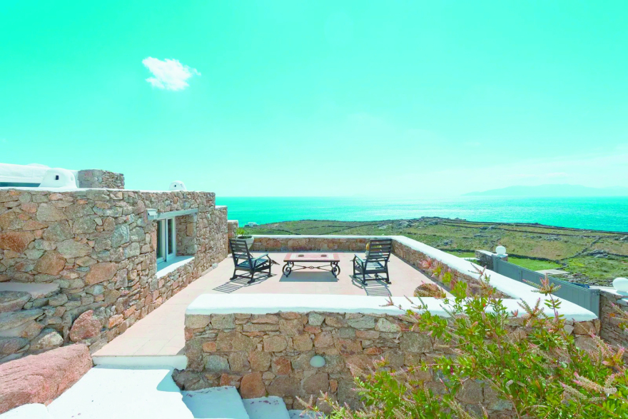 Μαρίνος Παράβαλος: Από το «chateau» της Μυκόνου στον «Παράδεισο» του Μαίναλου