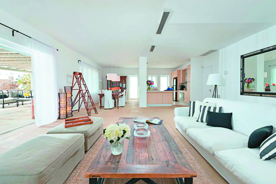 Μαρίνος Παράβαλος: Από το «chateau» της Μυκόνου στον «Παράδεισο» του Μαίναλου