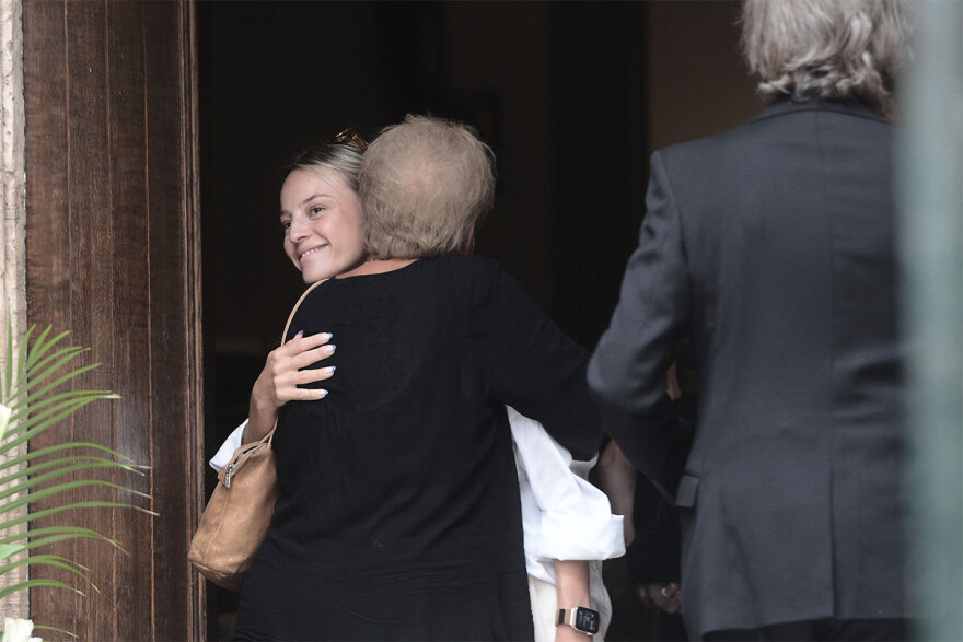 Ρόμπερτ Ουίλιαμς: Συγκίνηση στο τελευταίο «αντίο» στον καλλιτέχνη - Στα λευκά οι κόρες του