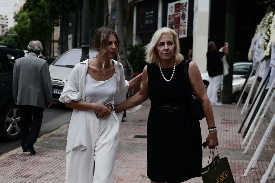 Ρόμπερτ Ουίλιαμς: Συγκίνηση στο τελευταίο «αντίο» στον καλλιτέχνη - Στα λευκά οι κόρες του