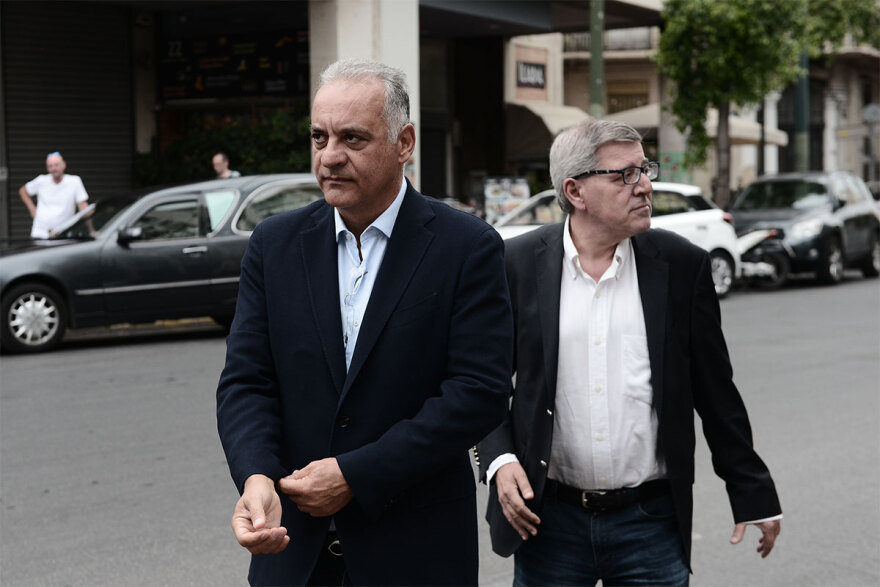 Ρόμπερτ Ουίλιαμς: Συγκίνηση στο τελευταίο «αντίο» στον καλλιτέχνη - Στα λευκά οι κόρες του