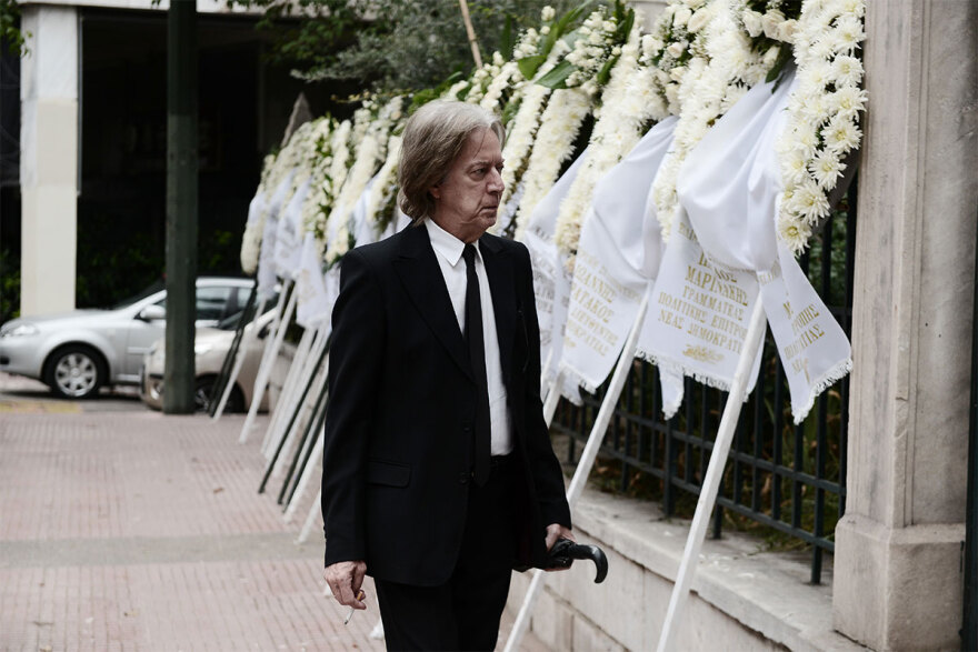 Ρόμπερτ Ουίλιαμς: Συγκίνηση στο τελευταίο «αντίο» στον καλλιτέχνη - Στα λευκά οι κόρες του