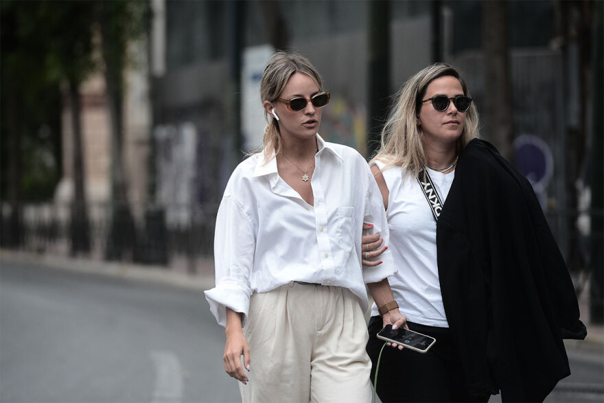 Ρόμπερτ Ουίλιαμς: Συγκίνηση στο τελευταίο «αντίο» στον καλλιτέχνη - Στα λευκά οι κόρες του