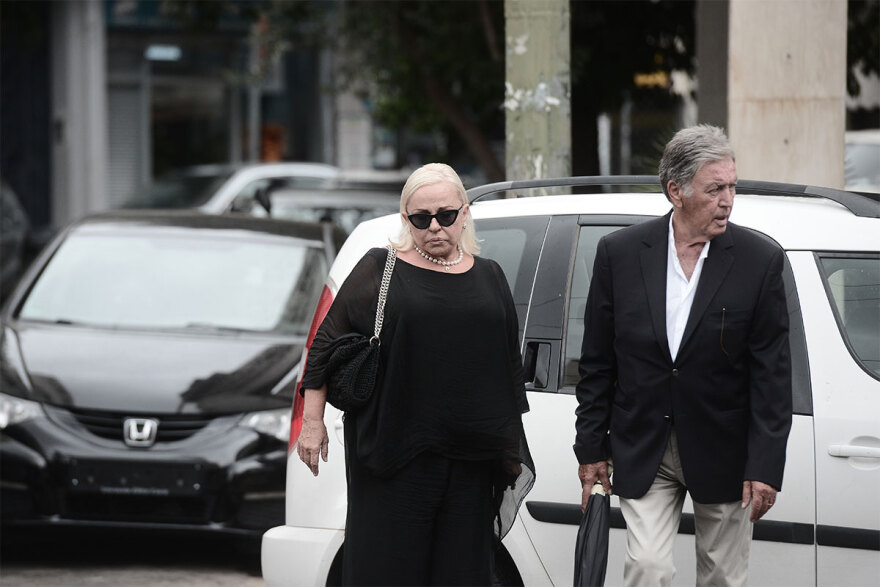 Ρόμπερτ Ουίλιαμς: Συγκίνηση στο τελευταίο «αντίο» στον καλλιτέχνη - Στα λευκά οι κόρες του