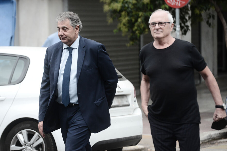 Ρόμπερτ Ουίλιαμς: Συγκίνηση στο τελευταίο «αντίο» στον καλλιτέχνη - Στα λευκά οι κόρες του