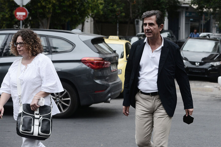 Ρόμπερτ Ουίλιαμς: Συγκίνηση στο τελευταίο «αντίο» στον καλλιτέχνη - Στα λευκά οι κόρες του