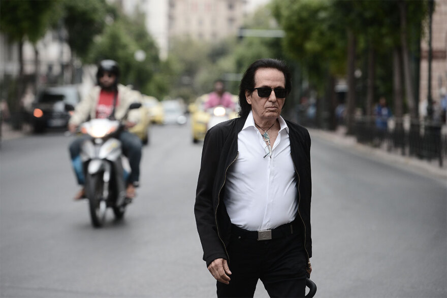 Ρόμπερτ Ουίλιαμς: Συγκίνηση στο τελευταίο «αντίο» στον καλλιτέχνη - Στα λευκά οι κόρες του