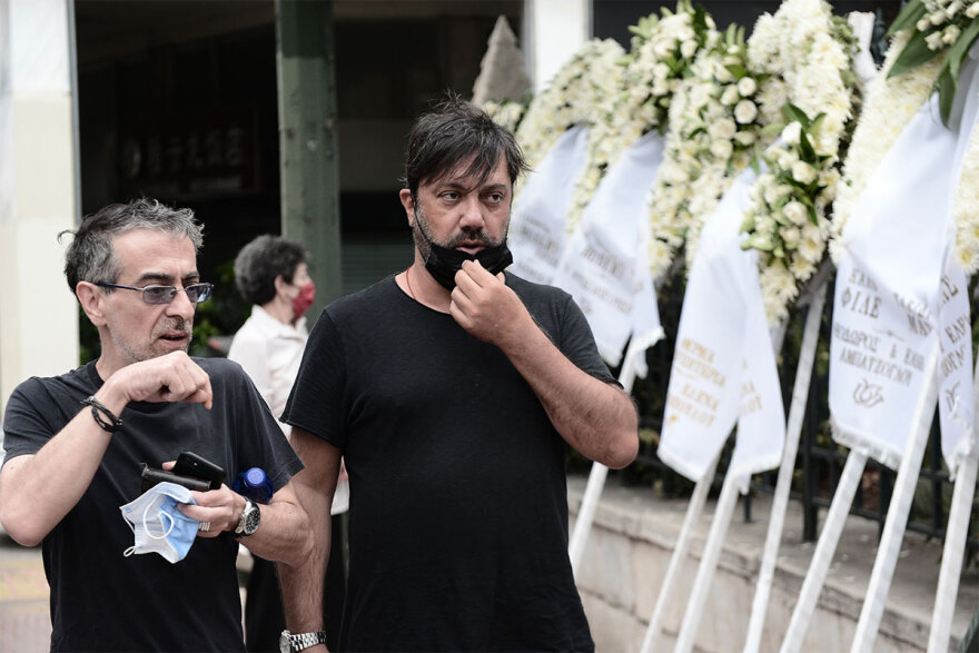 Ρόμπερτ Ουίλιαμς: Συγκίνηση στο τελευταίο «αντίο» στον καλλιτέχνη - Στα λευκά οι κόρες του