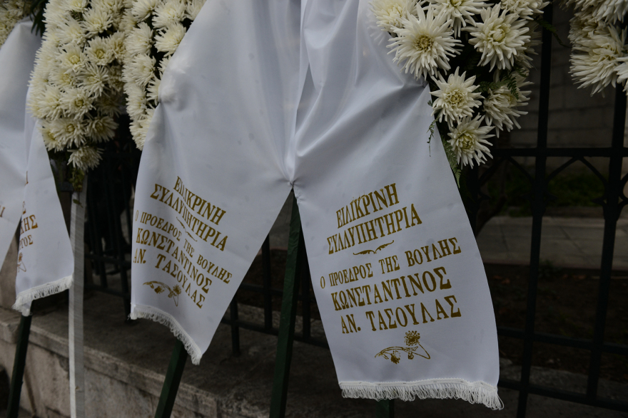 Ρόμπερτ Ουίλιαμς: Συγκίνηση στο τελευταίο «αντίο» στον καλλιτέχνη - Στα λευκά οι κόρες του