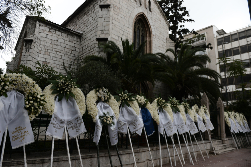 Ρόμπερτ Ουίλιαμς: Συγκίνηση στο τελευταίο «αντίο» στον καλλιτέχνη - Στα λευκά οι κόρες του