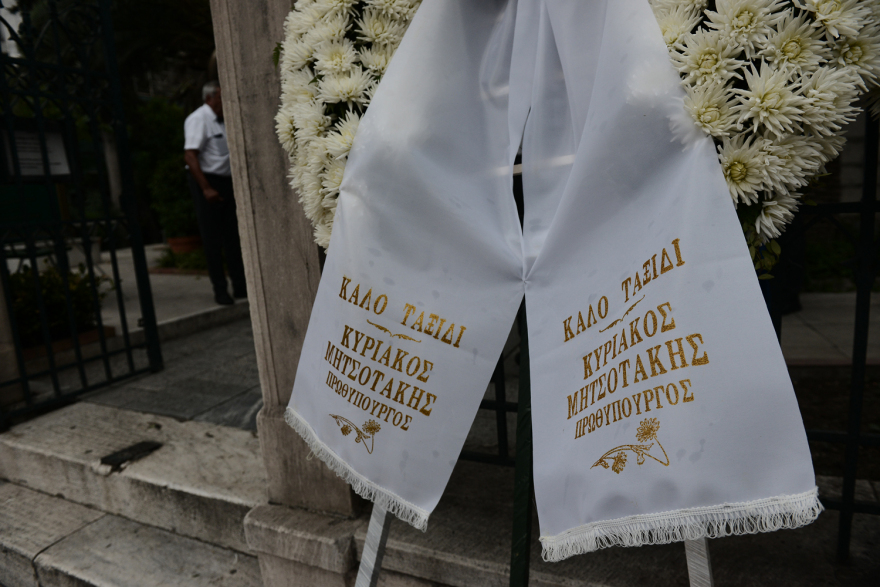 Ρόμπερτ Ουίλιαμς: Συγκίνηση στο τελευταίο «αντίο» στον καλλιτέχνη - Στα λευκά οι κόρες του