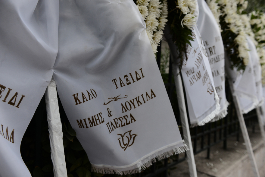 Ρόμπερτ Ουίλιαμς: Συγκίνηση στο τελευταίο «αντίο» στον καλλιτέχνη - Στα λευκά οι κόρες του