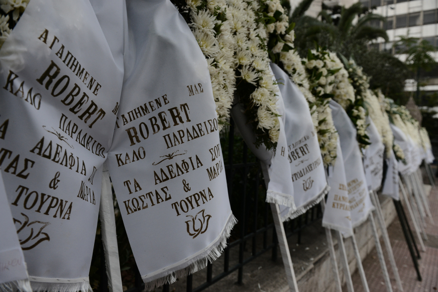 Ρόμπερτ Ουίλιαμς: Συγκίνηση στο τελευταίο «αντίο» στον καλλιτέχνη - Στα λευκά οι κόρες του