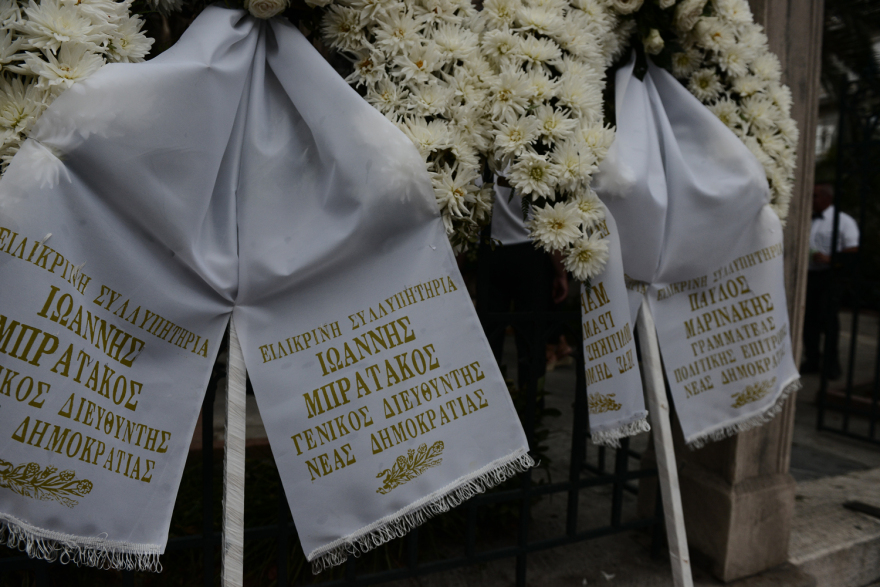 Ρόμπερτ Ουίλιαμς: Συγκίνηση στο τελευταίο «αντίο» στον καλλιτέχνη - Στα λευκά οι κόρες του