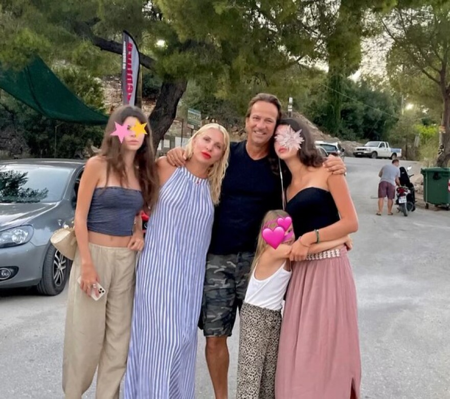 Ελένη Μενεγάκη: Φωτογραφίζεται με τον Μάκη Παντζόπουλο και τα παιδιά της