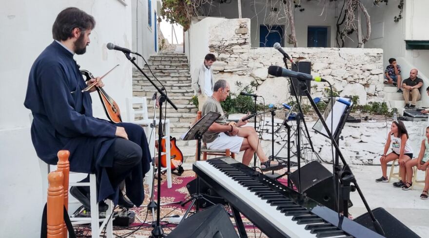 Νάξος: Ιερέας πήρε το μικρόφωνο και άρχισε να ραπάρει το «Διθέσιο» της Πρωτοψάλτη 