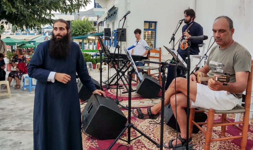 Νάξος: Ιερέας πήρε το μικρόφωνο και άρχισε να ραπάρει το «Διθέσιο» της Πρωτοψάλτη 