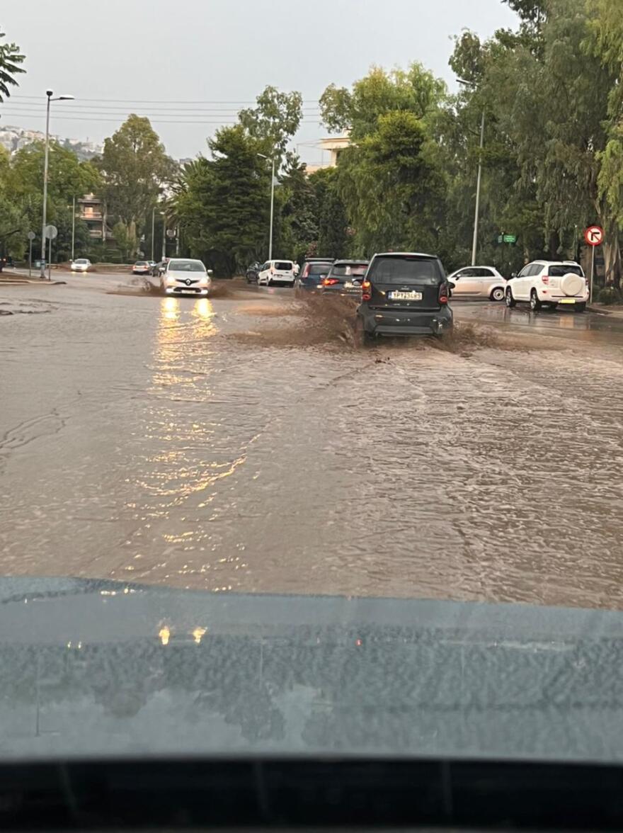Ισχυρές καταιγίδες έπληξαν την Αττική - 40 χιλιοστά βροχής σε μόλις μία ώρα και πάνω από 2.500 κεραυνοί