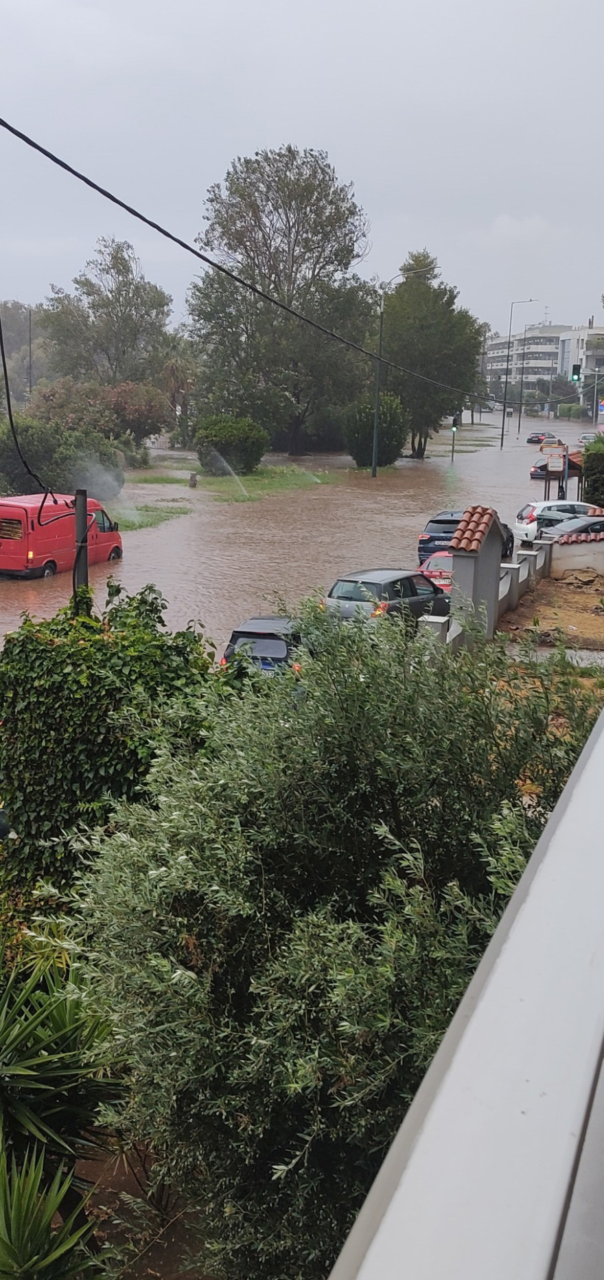 Ισχυρές καταιγίδες έπληξαν την Αττική - 40 χιλιοστά βροχής σε μόλις μία ώρα και πάνω από 2.500 κεραυνοί