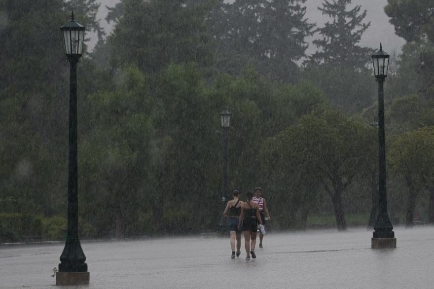 Ισχυρές καταιγίδες έπληξαν την Αττική - 40 χιλιοστά βροχής σε μόλις μία ώρα και πάνω από 2.500 κεραυνοί