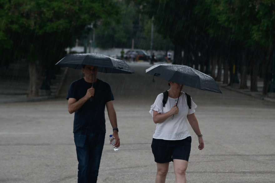Ισχυρές καταιγίδες έπληξαν την Αττική - 40 χιλιοστά βροχής σε μόλις μία ώρα και πάνω από 2.500 κεραυνοί