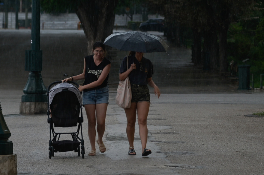 Ισχυρές καταιγίδες έπληξαν την Αττική - 40 χιλιοστά βροχής σε μόλις μία ώρα και πάνω από 2.500 κεραυνοί