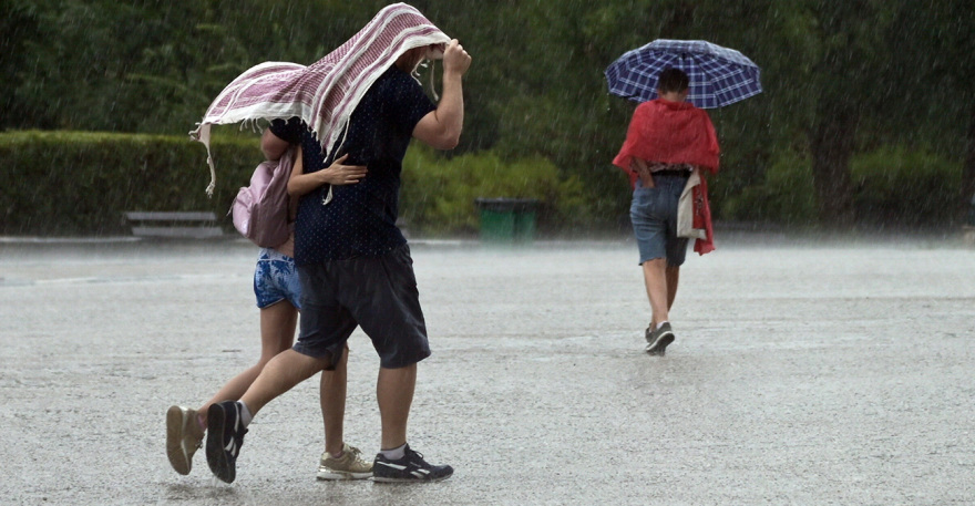 Ισχυρές καταιγίδες έπληξαν την Αττική - 40 χιλιοστά βροχής σε μόλις μία ώρα και πάνω από 2.500 κεραυνοί