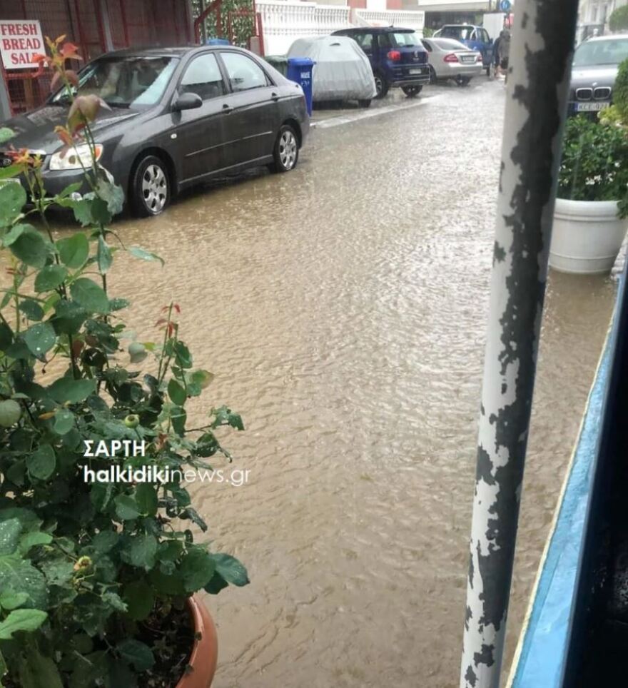 Χαλκιδική: Οικογένεια τουριστών εγκλωβίστηκε σε βανάκι λόγω της κακοκαιρίας (βίντεο)