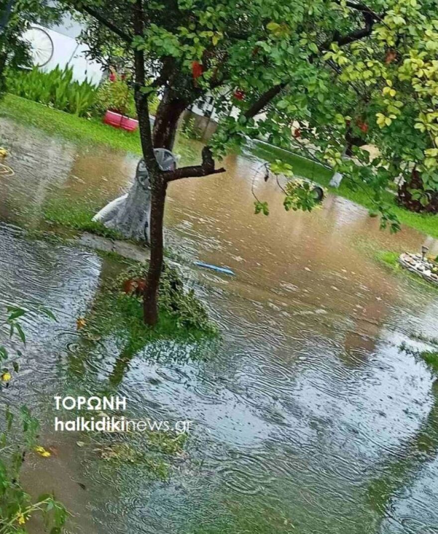 Χαλκιδική: Οικογένεια τουριστών εγκλωβίστηκε σε βανάκι λόγω της κακοκαιρίας (βίντεο)