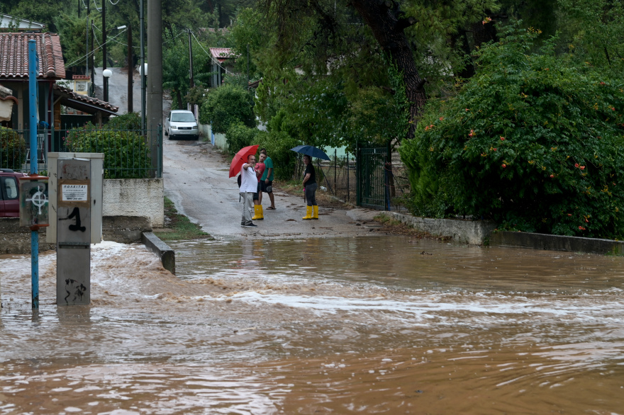 Σαρωτική επέλαση της κακοκαιρίας - Πού θα «χτυπήσει» τις επόμενες ώρες, τα προβλήματα σε όλη τη χώρα