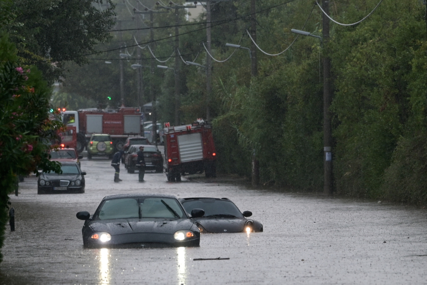 Σαρωτική επέλαση της κακοκαιρίας - Πού θα «χτυπήσει» τις επόμενες ώρες, τα προβλήματα σε όλη τη χώρα