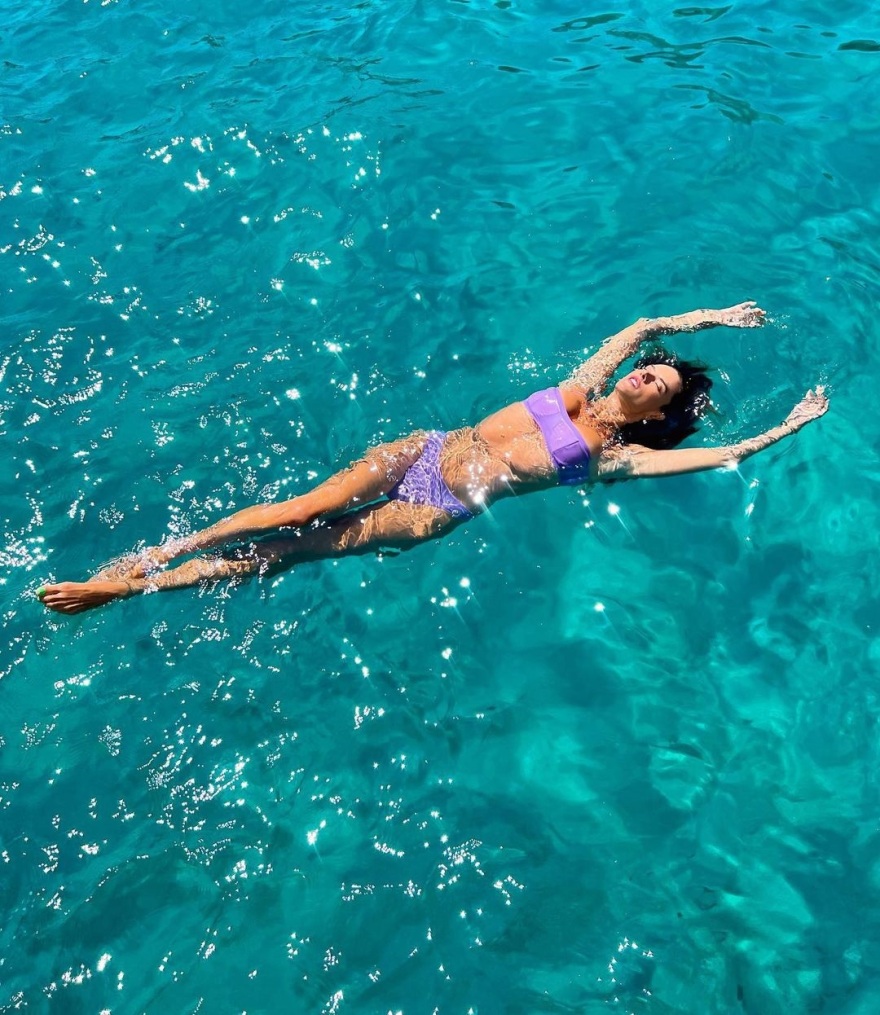 Αλεσάντρα Αμπρόσιο: Ποζάρει με το μοβ μπικίνι της