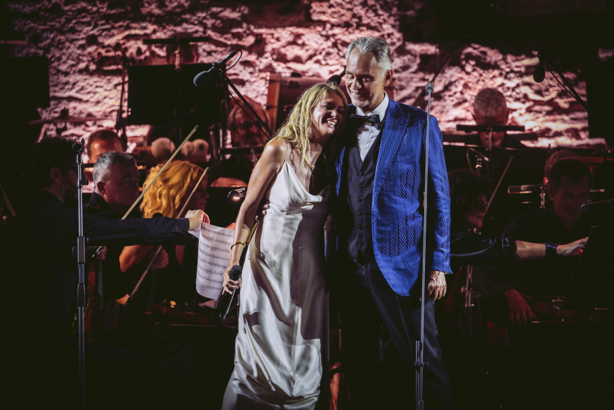 Andrea Bocelli: Ο διάσημος Ιταλός τενόρος μάγεψε με τη συναυλία του στο Sani Festival