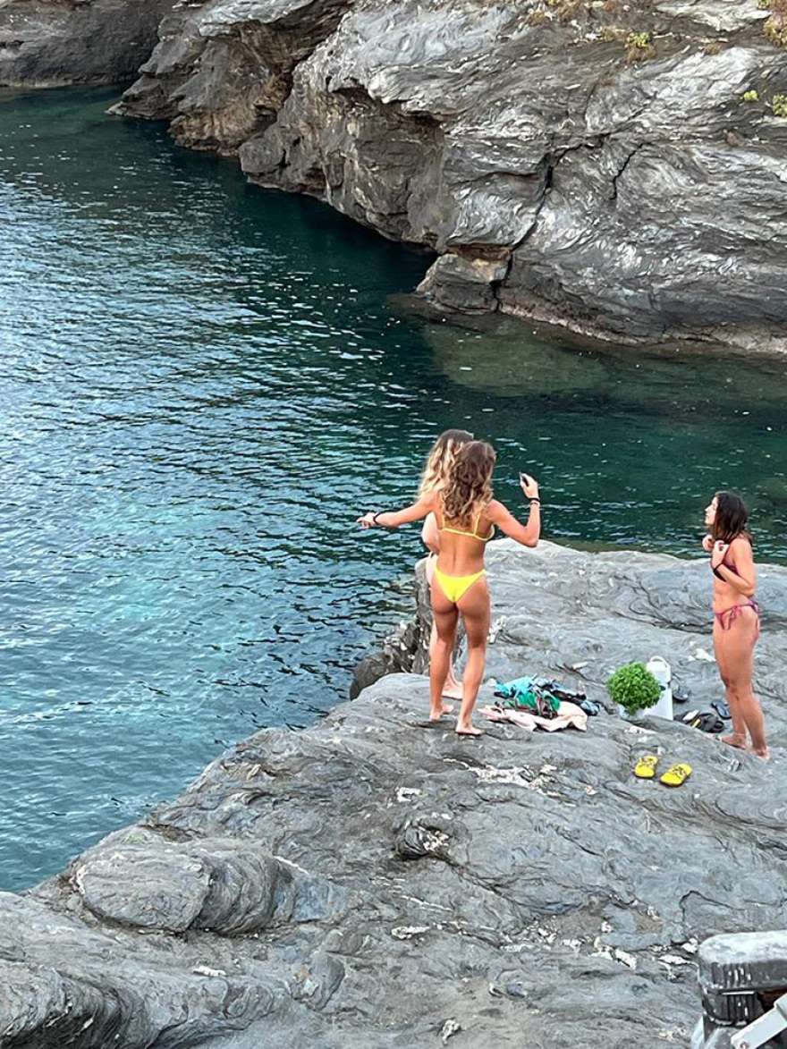 Γαία Μερκούρη: Βίντεο που τη δείχνει να απολαμβάνει τις βουτιές της σε παραλία της Άνδρου